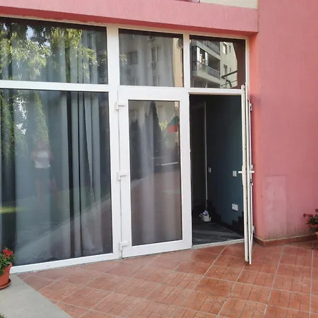 Апартхотел Rose Garden Omax