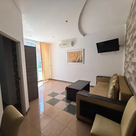 Aparthotel Rose Garden Omax